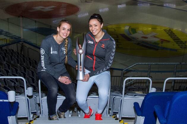 Mannheim Kim Renkema (Allianz MTV Stuttgart, Kapitaen, 5) und Lisa Izquierdo (Dresdner SC, Außenangriff, 13) mit dem Pokal; 2016 DVV-Pokalfinale (DVV-Pokal) Pressekonferenz, SAP Arena, Mannheim Deutschland, 20160201; Copyright: Wuechnerx xEibner-Pressefoto EP_nwr