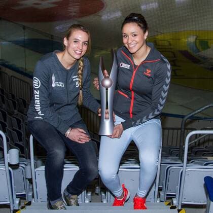 Mannheim Kim Renkema (Allianz MTV Stuttgart, Kapitaen, 5) und Lisa Izquierdo (Dresdner SC, Außenangriff, 13) mit dem Pokal; 2016 DVV-Pokalfinale (DVV-Pokal) Pressekonferenz, SAP Arena, Mannheim Deutschland, 20160201; Copyright: Wuechnerx xEibner-Pressefoto EP_nwr