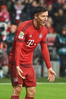 Robert LEWANDOWSKI (Bayern Muenchen),Torjubel nach Tor zum 2-0, Gestik,zeigt,Aktion,Einzelbild,angeschnittenes Einzelmotiv,Halbfigur,halbe Figur, Fussball 1. Bundesliga, 19. Spieltag, FC Bayern Muenchen (M)-TSG 1899 Hoffenheim 2-0. am 31.01.2016 in Muenchen Deutschland.A L L I A N Z A R E NA ,
