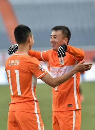 Fußball, AFC Champions League, Shandong Luneng FC - Mohun Bagan (160202) -- JINAN, Feb. 2, 2016 -- Wang Yongpo (R) of China s Shandong Luneng FC celebrates for goal with teammate Liu Binin during their preliminary round match against India s Mohun Bagan at the 2016 AFC Champions League in Jinan, capital of east China s Shandong Province, on Feb. 2, 2016. China s Shandong Luneng FC won 6-0. ) (lm) (SP)CHINA-JINAN-SOCCER-AFC 2016-PRE (CN) XuxSuhui 