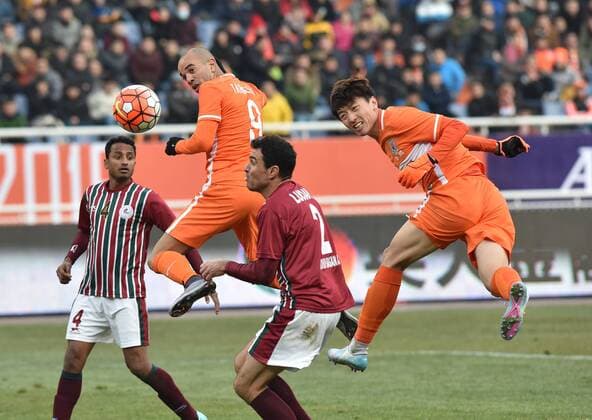Fußball, AFC Champions League, Shandong Luneng FC - Mohun Bagan (160202) -- JINAN, Feb. 2, 2016 -- Yang Xu (1st R) of China s Shandong Luneng FC heads the ball to goal during the preliminary round match against India s Mohun Bagan at the 2016 AFC Champions League in Jinan, capital of east China s Shandong Province, on Feb. 2, 2016. China s Shandong Luneng FC won 6-0. ) (lm) (SP)CHINA-JINAN-SOCCER-AFC 2016-PRE (CN) XuxSuhui 