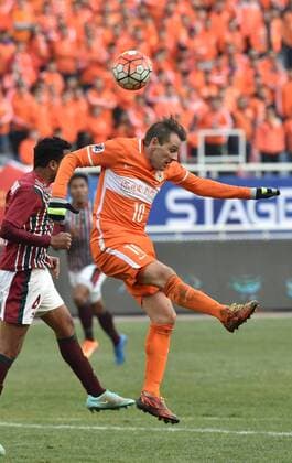 Fußball, AFC Champions League, Shandong Luneng FC - Mohun Bagan (160202) -- JINAN, Feb. 2, 2016 -- Montillo (R) of China s Shandong Luneng FC competes during the preliminary round match against India s Mohun Bagan at the 2016 AFC Champions League in Jinan, capital of east China s Shandong Province, on Feb. 2, 2016. China s Shandong Luneng FC won 6-0. ) (lm) (SP)CHINA-JINAN-SOCCER-AFC 2016-PRE (CN) XuxSuhui 