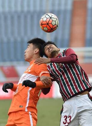 Fußball, AFC Champions League, Shandong Luneng FC - Mohun Bagan (160202) -- JINAN, Feb. 2, 2016 -- Zheng Zheng (L) of China s Shandong Luneng FC heads the ball with Prabir of India s Mohun Bagan during their preliminary round match at the 2016 AFC Champions League in Jinan, capital of east China s Shandong Province, on Feb. 2, 2016. China s Shandong Luneng FC won 6-0. ) (lm) (SP)CHINA-JINAN-SOCCER-AFC 2016-PRE (CN) XuxSuhui 