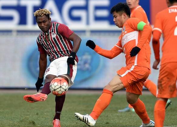 Fußball, AFC Champions League, Shandong Luneng FC - Mohun Bagan (160202) -- JINAN, Feb. 2, 2016 -- Sony Norde (L) of India s Mohun Bagan passes the ball during the preliminary round match against China s Shandong Luneng FC at the 2016 AFC Champions League in Jinan, capital of east China s Shandong Province, on Feb. 2, 2016. China s Shandong Luneng FC won 6-0. ) (lm) (SP)CHINA-JINAN-SOCCER-AFC 2016-PRE (CN) ZhuxZheng 