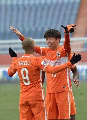 Fußball, AFC Champions League, Shandong Luneng FC - Mohun Bagan (160202) -- JINAN, Feb. 2, 2016 -- Yang Xu (R) of China s Shandong Luneng FC celebrates for goal with teammate Tardelli during the preliminary round match against India s Mohun Bagan at the 2016 AFC Champions League in Jinan, capital of east China s Shandong Province, on Feb. 2, 2016. China s Shandong Luneng FC won 6-0. ) (lm) (SP)CHINA-JINAN-SOCCER-AFC 2016-PRE (CN) XuxSuhui 
