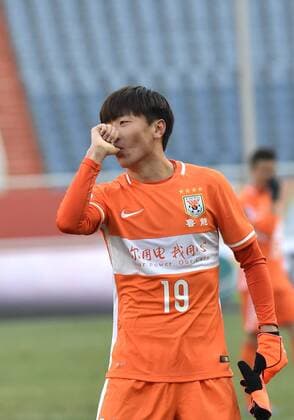 Fußball, AFC Champions League, Shandong Luneng FC - Mohun Bagan (160202) -- JINAN, Feb. 2, 2016 -- Yang Xu of China s Shandong Luneng FC celebrates for goal during the preliminary round match against India s Mohun Bagan at the 2016 AFC Champions League in Jinan, capital of east China s Shandong Province, on Feb. 2, 2016. China s Shandong Luneng FC won 6-0. ) (lm) (SP)CHINA-JINAN-SOCCER-AFC 2016-PRE (CN) XuxSuhui 