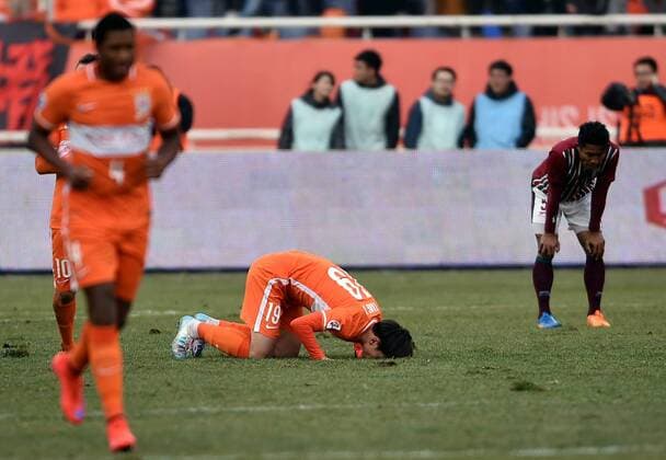 Fußball, AFC Champions League, Shandong Luneng FC - Mohun Bagan (160202) -- JINAN, Feb. 2, 2016 -- Yang Xu (C) of China s Shandong Luneng FC celebrates for goal during the preliminary round match against India s Mohun Bagan at the 2016 AFC Champions League in Jinan, capital of east China s Shandong Province, on Feb. 2, 2016. China s Shandong Luneng FC won 6-0. ) (lm) (SP)CHINA-JINAN-SOCCER-AFC 2016-PRE (CN) ZhuxZheng 