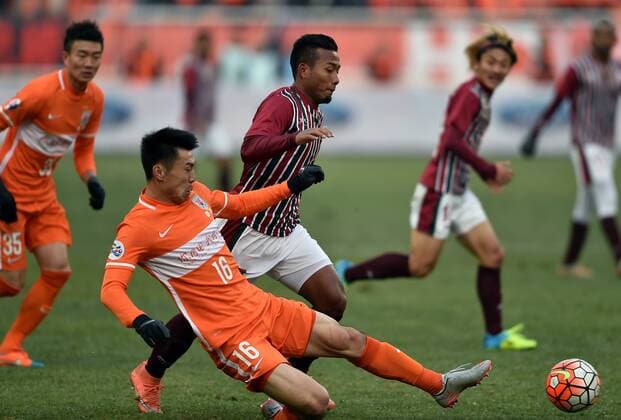 Fußball, AFC Champions League, Shandong Luneng FC - Mohun Bagan (160202) -- JINAN, Feb. 2, 2016 -- Zheng Zheng (below) of China s Shandong Luneng FC vies for the ball during the preliminary round match against India s Mohun Bagan at the 2016 AFC Champions League in Jinan, capital of east China s Shandong Province, on Feb. 2, 2016. China s Shandong Luneng FC won 6-0. ) (lm) (SP)CHINA-JINAN-SOCCER-AFC 2016-PRE (CN) ZhuxZheng 