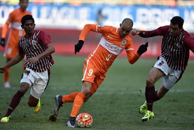 Fußball, AFC Champions League, Shandong Luneng FC - Mohun Bagan (160202) -- JINAN, Feb. 2, 2016 -- Tardelli (C) of China s Shandong Luneng FC competes during the preliminary round match against India s Mohun Bagan at the 2016 AFC Champions League in Jinan, capital of east China s Shandong Province, on Feb. 2, 2016. China s Shandong Luneng FC won 6-0. ) (lm) (SP)CHINA-JINAN-SOCCER-AFC 2016-PRE (CN) ZhuxZheng 