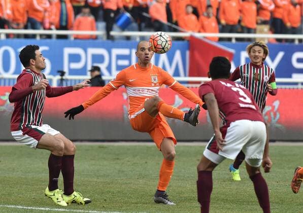 Fußball, AFC Champions League, Shandong Luneng FC - Mohun Bagan (160202) -- JINAN, Feb. 2, 2016 -- Tardelli (2nd L) of China s Shandong Luneng FC competes during the preliminary round match against India s Mohun Bagan at the 2016 AFC Champions League in Jinan, capital of east China s Shandong Province, on Feb. 2, 2016. China s Shandong Luneng FC won 6-0. ) (lm) (SP)CHINA-JINAN-SOCCER-AFC 2016-PRE (CN) XuxSuhui 