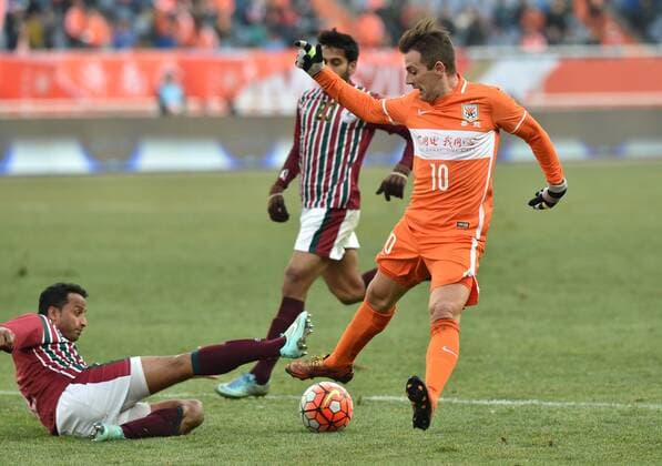 Fußball, AFC Champions League, Shandong Luneng FC - Mohun Bagan (160202) -- JINAN, Feb. 2, 2016 -- Montillo (R) of China s Shandong Luneng FC competes during the preliminary round match against India s Mohun Bagan at the 2016 AFC Champions League in Jinan, capital of east China s Shandong Province, on Feb. 2, 2016. China s Shandong Luneng FC won 6-0. ) (lm) (SP)CHINA-JINAN-SOCCER-AFC 2016-PRE (CN) XuxSuhui 
