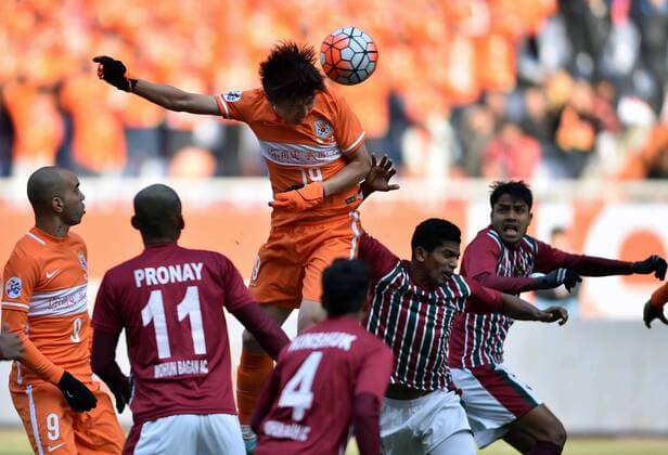 Fußball, AFC Champions League, Shandong Luneng FC - Mohun Bagan (160202) -- JINAN, Feb. 2, 2016 -- Yang Xu (above) of China s Shandong Luneng FC heads the ball during the preliminary round match against India s Mohun Bagan at the 2016 AFC Champions League in Jinan, capital of east China s Shandong Province, on Feb. 2, 2016. China s Shandong Luneng FC won 6-0. ) (lm) (SP)CHINA-JINAN-AFC 2016-PRE (CN) ZhuxZheng 