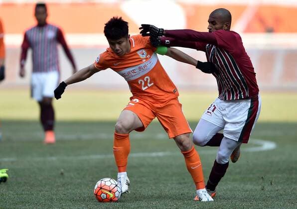 Fußball, AFC Champions League, Shandong Luneng FC - Mohun Bagan (160202) -- JINAN, Feb. 2, 2016 -- Hao Junmin (L) of China s Shandong Luneng FC competes during the preliminary round match against India s Mohun Bagan at the 2016 AFC Champions League in Jinan, capital of east China s Shandong Province, on Feb. 2, 2016. China s Shandong Luneng FC won 6-0. ) (lm) (SP)CHINA-JINAN-AFC 2016-PRE (CN) ZhuxZheng 