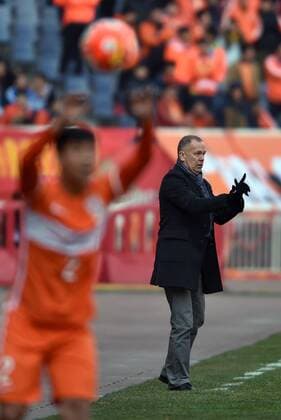 Fußball, AFC Champions League, Shandong Luneng FC - Mohun Bagan (160202) -- JINAN, Feb. 2, 2016 -- Liuz Antonio Venker de Menezes (Mano) (R), head coach of China s Shandong Luneng FC, reacts during the preliminary round match against India s Mohun Bagan at the 2016 AFC Champions League in Jinan, capital of east China s Shandong Province, on Feb. 2, 2016. China s Shandong Luneng FC won 6-0. ) (lm) (SP)CHINA-JINAN-AFC 2016-PRE (CN) ZhuxZheng 
