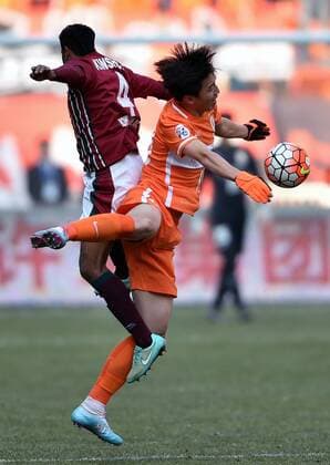 Fußball, AFC Champions League, Shandong Luneng FC - Mohun Bagan (160202) -- JINAN, Feb. 2, 2016 -- Yang Xu (R) of China s Shandong Luneng FC vies for the ball with Kinshuk of India s Mohun Bagan during their preliminary round match at the 2016 AFC Champions League in Jinan, capital of east China s Shandong Province, on Feb. 2, 2016. China s Shandong Luneng FC won 6-0. ) (lm) (SP)CHINA-JINAN-AFC 2016-PRE (CN) ZhuxZheng 