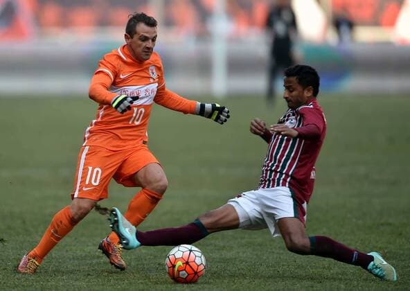 Fußball, AFC Champions League, Shandong Luneng FC - Mohun Bagan (160202) -- JINAN, Feb. 2, 2016 -- Montillo (L) of China s Shandong Luneng FC competes during the preliminary round match against India s Mohun Bagan at the 2016 AFC Champions League in Jinan, capital of east China s Shandong Province, on Feb. 2, 2016. China s Shandong Luneng FC won 6-0. ) (lm) (SP)CHINA-JINAN-AFC 2016-PRE (CN) ZhuxZheng 