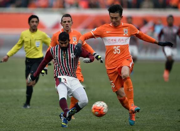Fußball, AFC Champions League, Shandong Luneng FC - Mohun Bagan (160202) -- JINAN, Feb. 2, 2016 -- Dai Lin (R) of China s Shandong Luneng FC vies with Kean Lewis of India s Mohun Bagan during their preliminary round match at the 2016 AFC Champions League in Jinan, capital of east China s Shandong Province, on Feb. 2, 2016. China s Shandong Luneng FC won 6-0. ) (lm) (SP)CHINA-JINAN-AFC 2016-PRE (CN) ZhuxZheng 