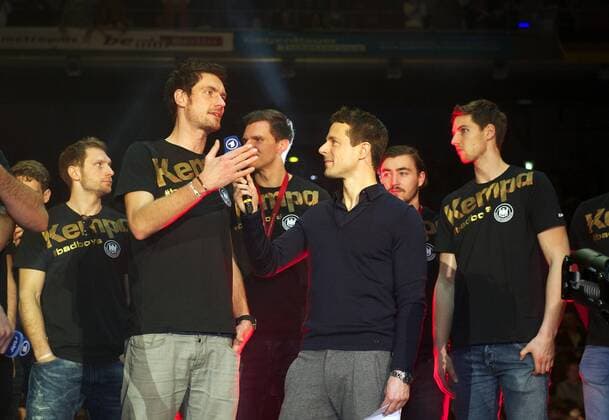 Handball Berlin 01.02.2016 Europameisterschaft der Herren Feier der Mannschaft mit den Fans in der Berliner Max Schmeling Halle Carsten Lichtlein (Deutschland, TW, No.16) Alexander Bommes Hendrik Pekeler (Deutschland, No.13) vlnr.