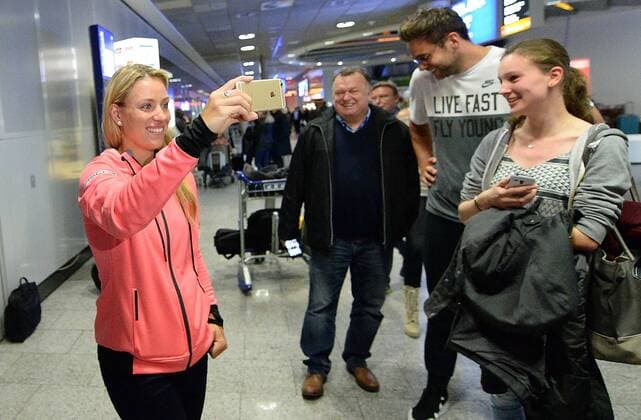 01.02.2016, xjhx, Tennis, Angelique Kerber ankunft am Frankfurter Flughafen, emspor, beim Selfieinterview mit dem Frühstücksfernsehen