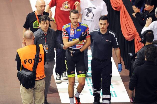 Bilder des Tages - SPORT 2.2.2016 Melvin VAN ZIJL (NED) muss das Rennen nach einem Sturz aufgeben - Aktion - Rennszene - Querformat - quer - horizontal - Event Veranstaltung: 105. Berliner Sechstagerennen - Location Ort: Berlin - germany - Deutschland - Europe - Europa - Date Datum: 02.02.2016