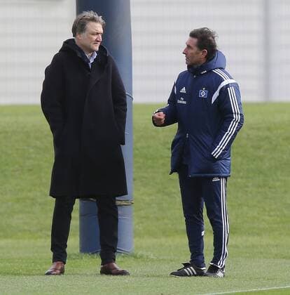 HSV-Training 03.02.2016 1. Fussball Bundesliga Saison 2015-2016 HSV-Training 03.02.2016 am Volksparkstadion v.l.: Vorstandsvorsitzender Dietmar Beiersdorfer (Hamburger SV), Trainer Bruno Labbadia (Hamburger SV)