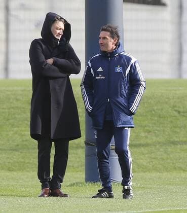 HSV-Training 03.02.2016 1. Fussball Bundesliga Saison 2015-2016 HSV-Training 03.02.2016 am Volksparkstadion v.l.: Vorstandsvorsitzender Dietmar Beiersdorfer (Hamburger SV), Trainer Bruno Labbadia (Hamburger SV)