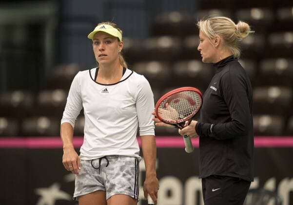 Angelique KERBER und Teamchefin Barbara RITTNER (vl GER) Tennis Fed Cup 2016, Deutschland - Schweiz, Training des deutschen Teams in Leipzig, Deutschland am 03.02.2016,