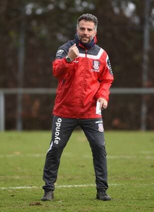 03.02.2016, xjhx, Fussball 2.Bundesliga, FSV Frankfurt Training, emspor, v.l. Trainer Thomas Oral (FSV Frankfurt) gibt Anweisungen, gestikuliert, mit den Armen gestikulieren gives instructions, gesticulate.