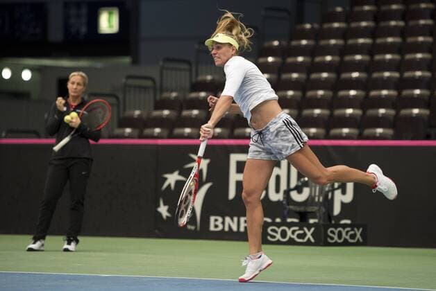 Angelique KERBER beim Aufschlag. Links: Teamchefin Barbara RITTNER (GER) Tennis Fed Cup 2016, Deutschland - Schweiz, Training des deutschen Teams in Leipzig, Deutschland am 03.02.2016,