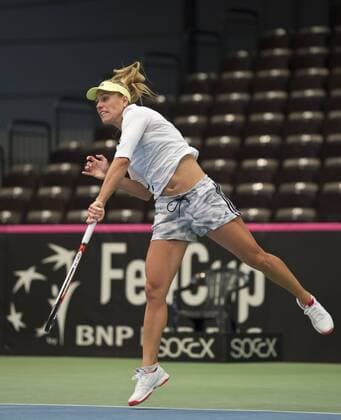 Angelique KERBER beim Aufschlag. Tennis Fed Cup 2016, Deutschland - Schweiz, Training des deutschen Teams in Leipzig, Deutschland am 03.02.2016,