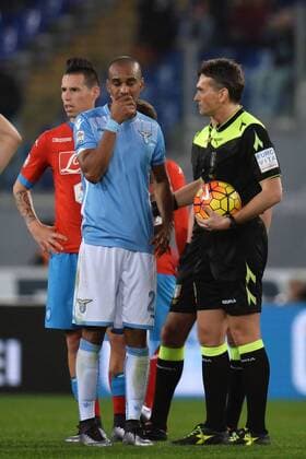 L arbitro Massimiliano Irrati sospende temporaneamente la partita per cori razzisti dei tifosi della LAzio. Referee suspends temporarily the match for racist slogans Football ITA Serie A 2015 2016 Lazio Rom - SSC Napoli andreaxstaccioli