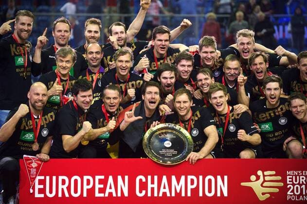 Handball Krakau 31.01.2016 Europameisterschaft der Herren Finale Deutschland (GER) - Spanien (ESP) Deutschland ist Europameister Jubel Oliver Roggisch Physiotherapeut Peter Gräschus Axel Kromer (Deutschland, Assistenztrainer Co-Trainer) Alexander Haase (Deutschland, Co-Trainer, Assistenztrainer) Dagur Sigurdsson (Deutschland, Trainer) Johannes Sellin (Deutschland, No.05) Finn Lemke (Deutschland, No.06) Tobias Reichmann (Deutschland, No.09) Fabian Wiede (Deutschland, No.10) Silvio Heinevetter (Deutschland, TW, No.12) Hendrik Pekeler (Deutschland, No.13) Carsten Lichtlein (Deutschland, TW, No.16) Steffen Weinhold (Deutschland, No.17) Martin Strobel (Deutschland, No.19) Erik Schmidt (Deutschland, No.21) Steffen Fäth (Deutschland, No.23) Kai Häfner (Deutschland, No.25) Andreas Wolff (Deutschland, TW, No.33) Rune Dahmke (Deutschland, No.34) Julius Kühn (Deutschland, No.35) Simon Ernst (Deutschland, No.40) Niclas Pieczkowski (Deutschland, No.43) Christian Dissinger (Deutschland, No.47) Jannik Kohlbacher (Deutschland, No.48) Uwe Gensheimer Bob Hanning Prof. Dr. Kurt Steuer Reinhold Roth Volker Schurr