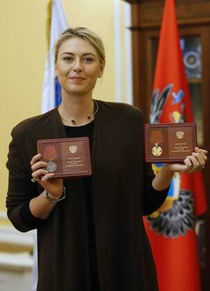 Themen der Woche - Sport Bilder des Tages - SPORT MOSCOW, RUSSIA. FEBRUARY 5, 2016. Russian professional tennis player Maria Sharapova holds a Medal of the Order For Merit to the Fatherland (2nd class) that she has received for her charity work and a Medal of the Order For Merit to the Fatherland (1st class) that she has received for her great contribution into the physical culture and sports development, during a ceremony to present state awards. Andrei Golovanov TASS  TS0169AA