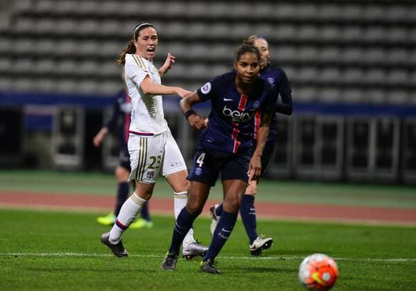 Camille Abily ( Lyon ) - Laura Georges ( PSG ) FOOTBALL : Paris Saint Germain vs Olympique Lyonnais - Championnat Feminin D1 - Paris - 05 02 2016 FedericoPestellini Panoramic 