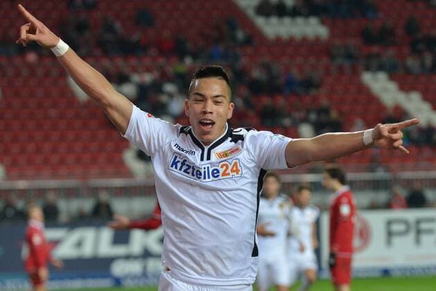 Themen der Woche - Sport Bilder des Tages - SPORT 05.02.2016, xtkx, Fussball 2.Bundesliga, 1.FC Kaiserslautern - Union Berlin, emspor, v.l. Torjubel 2:2 Union, Bobby Wood (Union Berlin) ,
