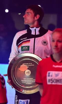 05.02.2016 - Handball - DKB Handball Bundesliga - All Star Day Nürnberg - All Star Game : Nationalmannschaft Nationalteam Deutschland - All Star Team 2016 - DaMa - Carsten Lichtlein ( Deutschland ) mit Meisterschale