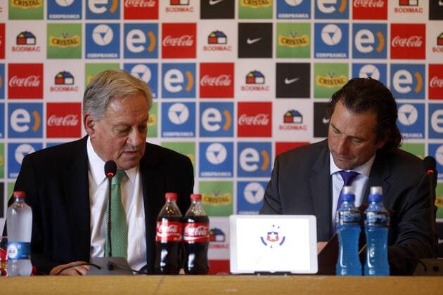 Argentinian Juan Antonio Pizzi (R) is presented as new coach of the national chilean team with president of the National Soccer Federation Artuto Salah (L) in Santiago, Chile, 05 February 2016. Pizzi is the successor of his compatriot Jorge Sampaoli. CHILE NATIONAL SOCCER TEAM NEW COACH !ACHTUNG: NUR REDAKTIONELLE NUTZUNG!  CH02 69140655st