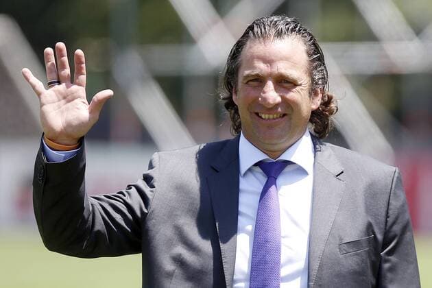 Argentinian Juan Antonio Pizzi (R) is presented as new coach of the national chilean team in Santiago, Chile, 05 February 2016. Pizzi is the successor of his compatriot Jorge Sampaoli. CHILE NATIONAL SOCCER TEAM NEW COACH !ACHTUNG: NUR REDAKTIONELLE NUTZUNG!  CH03 69140673st