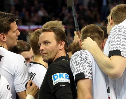 05.02.2016 - Handball - DKB Handball Bundesliga - All Star Day Nürnberg - All Star Game : Nationalmannschaft Nationalteam Deutschland - All Star Team 2016 - DaMa - Dagur Sigurdsson ( Trainer Deutschland ) gibt Anweisungen in Auszeit
