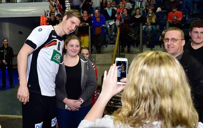 Handball, All Star Game in Nürnberg, Deutschland - Bundesliga All Stars 05.02.2016 - Handball - DKB Handball Bundesliga - All Star Day Nürnberg - All Star Game : Nationalmannschaft Nationalteam Deutschland - All Star Team 2016 - DaMa - Finn Lemke ( Deutschland ) bei Fotoshooting mit Fans