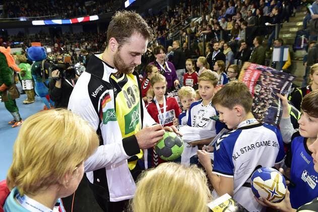 Handball, All Star Game in Nürnberg, Deutschland - Bundesliga All Stars 05.02.2016 - Handball - DKB Handball Bundesliga - All Star Day Nürnberg - All Star Game : Nationalmannschaft Nationalteam Deutschland - All Star Team 2016 - DaMa - Andreas Wolff ( Deutschland ) gibt Autogramm Autogramme