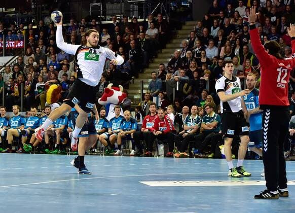 Handball, All Star Game in Nürnberg, Deutschland - Bundesliga All Stars 05.02.2016 - Handball - DKB Handball Bundesliga - All Star Day Nürnberg - All Star Game : Nationalmannschaft Nationalteam Deutschland - All Star Team 2016 - DaMa - Jannik Kohlbacher ( Deutschland ) Jannik Green Krejberg ( All Star Team 2016 )