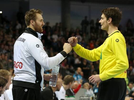 Handball, All Star Game in Nürnberg, Deutschland - Bundesliga All Stars 05.02.2016 - Handball - DKB Handball Bundesliga - All Star Day Nürnberg - All Star Game : Nationalmannschaft Nationalteam Deutschland - All Star Team 2016 - DaMa - Andreas Wolff ( Deutschland ) und Carsten Lichtlein ( Deutschland ) klatschen ab und lachen