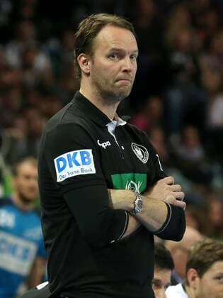 05.02.2016 - Handball - DKB Handball Bundesliga - All Star Day Nürnberg - All Star Game : Nationalmannschaft Nationalteam Deutschland - All Star Team 2016 - DaMa - Dagur Sigurdsson ( Trainer Deutschland ) blickt auf Spielfeld