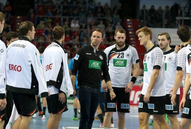 Handball, All Star Game in Nürnberg, Deutschland - Bundesliga All Stars 05.02.2016 - Handball - DKB Handball Bundesliga - All Star Day Nürnberg - All Star Game : Nationalmannschaft Nationalteam Deutschland - All Star Team 2016 - DaMa - Dagur Sigurdsson ( Trainer Deutschland ) sammelt Mannschaft Team um sich
