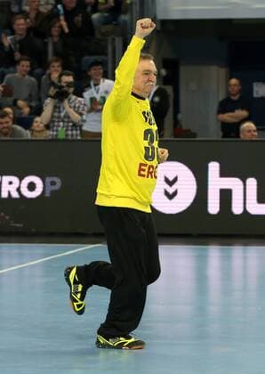 Handball, All Star Game in Nürnberg, Deutschland - Bundesliga All Stars 05.02.2016 - Handball - DKB Handball Bundesliga - All Star Day Nürnberg - All Star Game : Nationalmannschaft Nationalteam Deutschland - All Star Team 2016 - DaMa - Prof. Dr. Kurt Steuer (Mannschaftsarzt Arzt Deutschland ) auf dem Spielfeld jubelt freut sich Freude ballt Faust Fäuste