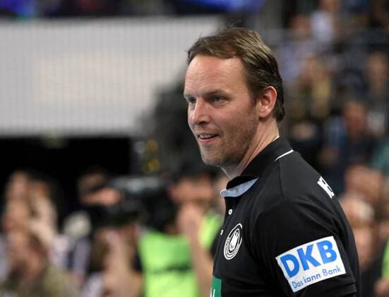 Handball, All Star Game in Nürnberg, Deutschland - Bundesliga All Stars 05.02.2016 - Handball - DKB Handball Bundesliga - All Star Day Nürnberg - All Star Game : Nationalmannschaft Nationalteam Deutschland - All Star Team 2016 - DaMa - Dagur Sigurdsson ( Trainer Deutschland ) lacht schmunzelt