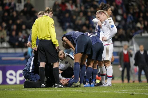 Erika Cristiano dos Santos (PSG women) am Boden, Berger Ann-Katrin (PSG women), Cruz Shirley (PSG women), Eugenie LE SOMMER (Olympique Lyonnais) FOOTBALL : PSG vs Olympique Lyonnais - Women - Championnat de France - 05 02 2016 StephaneAllaman 