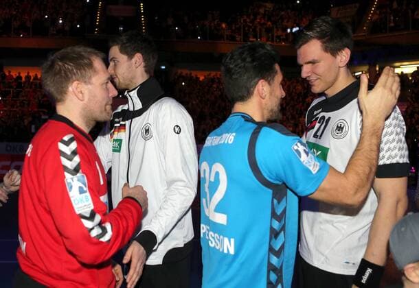 05.02.2016 - Handball - DKB Handball Bundesliga - All Star Day Nürnberg - All Star Game : Nationalmannschaft Nationalteam Deutschland - All Star Team 2016 - DaMa - Mannschaften Teams klatschen nach Spielende miteinander ab
