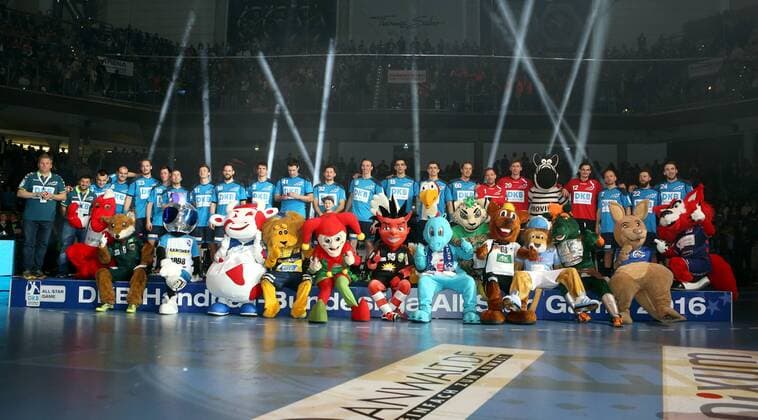 05.02.2016 - Handball - DKB Handball Bundesliga - All Star Day Nürnberg - All Star Game : Nationalmannschaft Nationalteam Deutschland - All Star Team 2016 - DaMa - Gruppenbild Mannschaftsbild Teambild der All-Stars-Mannschaft mit Maskottchen nach Spielende